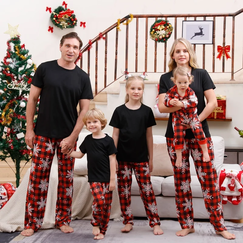 Conjuntos de pijamas familiares a juego para Navidad 2024, de manga corta, para padre, madre, niños y bebés, pijamas a cuadros para mamá y yo, ropa de Navidad