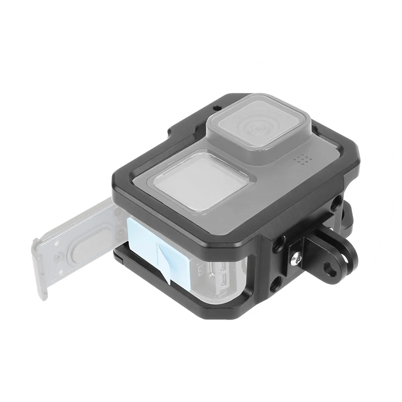Détail du système de fixation de la cage pour GoPro Hero 9 10 11, avec accès aux ports et boutons.