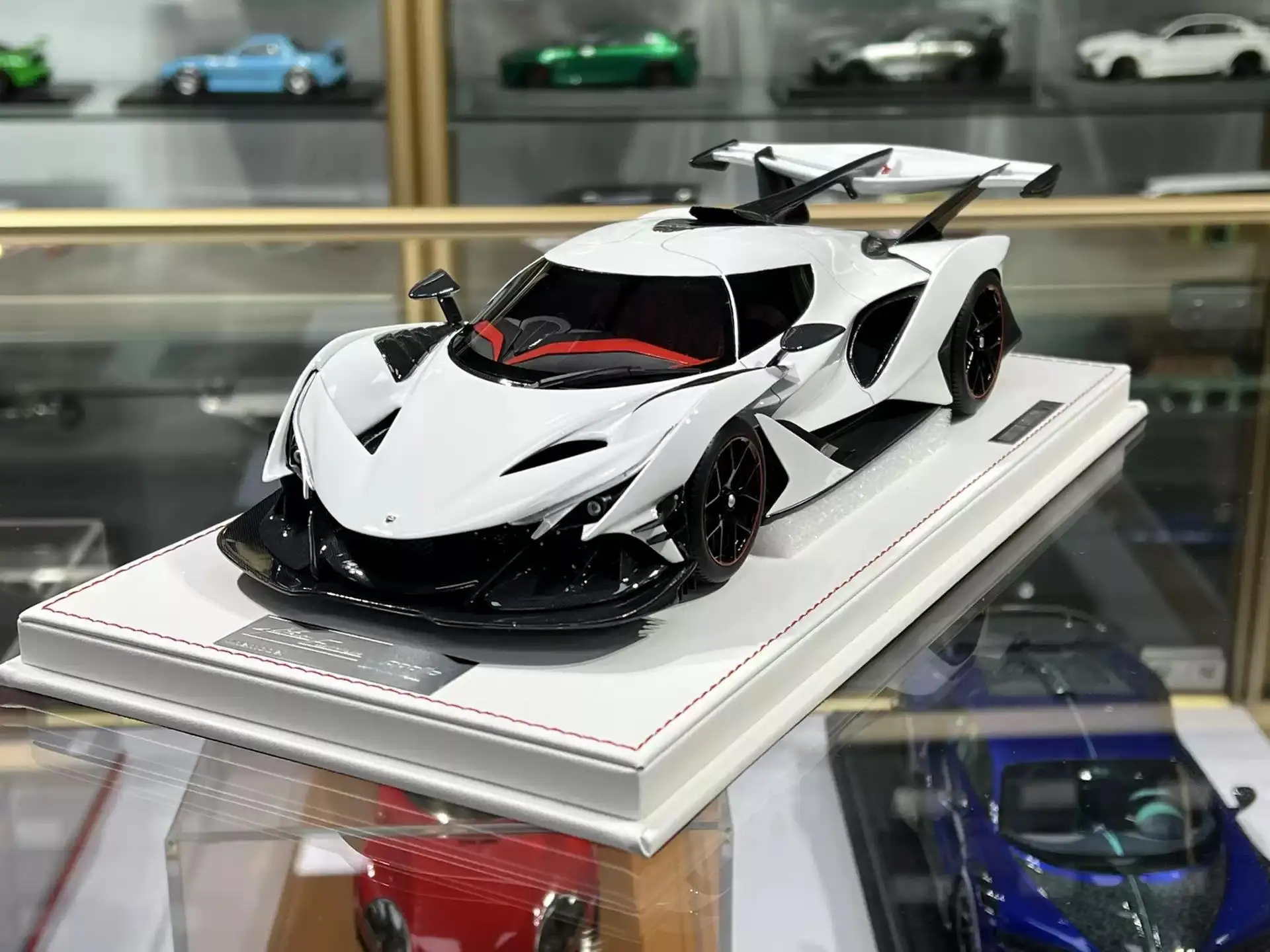 アポロ IE 1/18 ホワイト Apollo Intensa Emozione (Apollo IE) Pearl White | HLJ.com