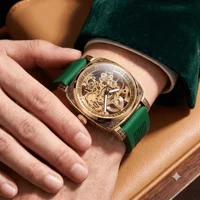 Une montre décontractée et élégante pour homme, de couleur jaune-vert, dotée d’un bracelet orné de motifs gravés complexes et d’un mouvement mécanique entièrement automatique. 8
