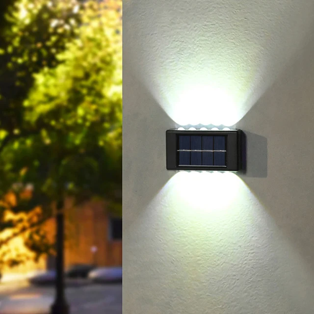 태양광 야외등, 방수 태양광 LED 라이트는 밝고 효율적인 조명을 제공하는 현대적인 디자인의 제품입니다.