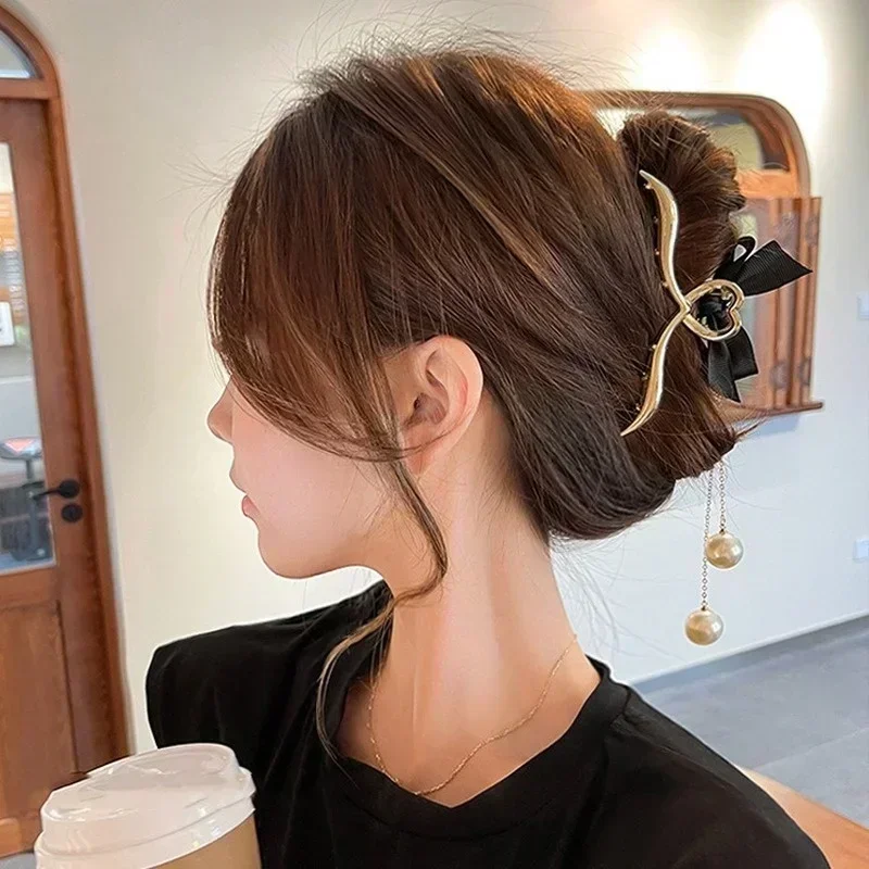 

Women's Elegant Hair Clip Made of Metal Material Fashionable Butterfly Pattern with Tassels Vintage Girl Headwear Exquisite Gift