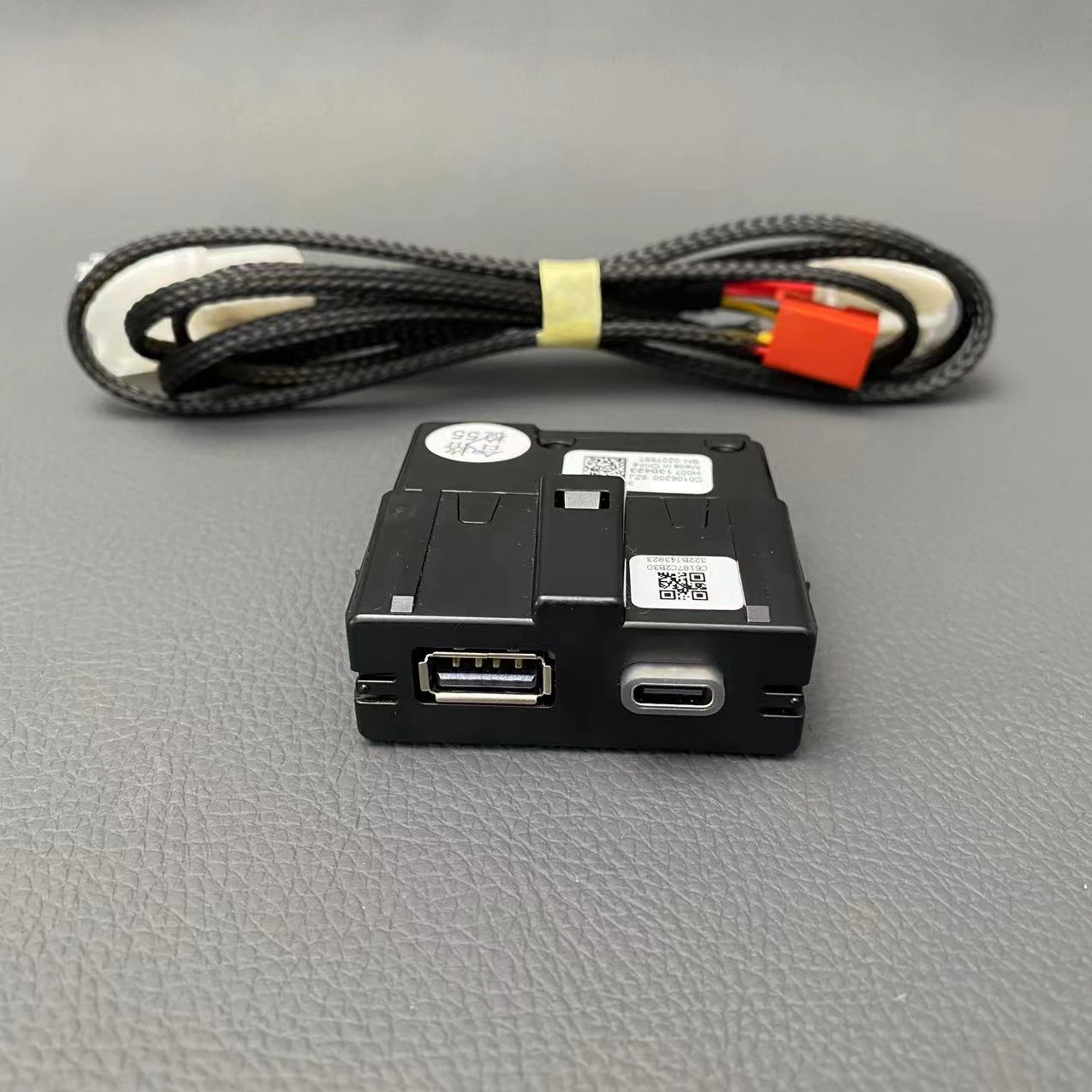5QD035726L Auto Sedile Posteriore USB Presa Bracciolo Adattatore