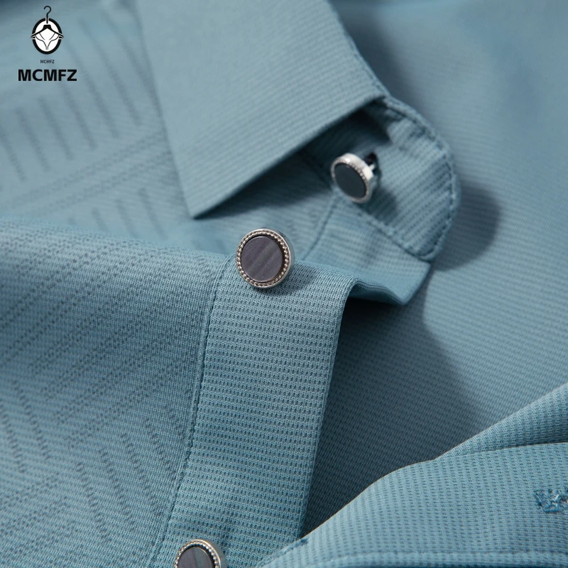 Polo casual da uomo a maniche corte con motivo geometrico in rilievo, colletto con bottoni, top estivo traspirante - immagine 5