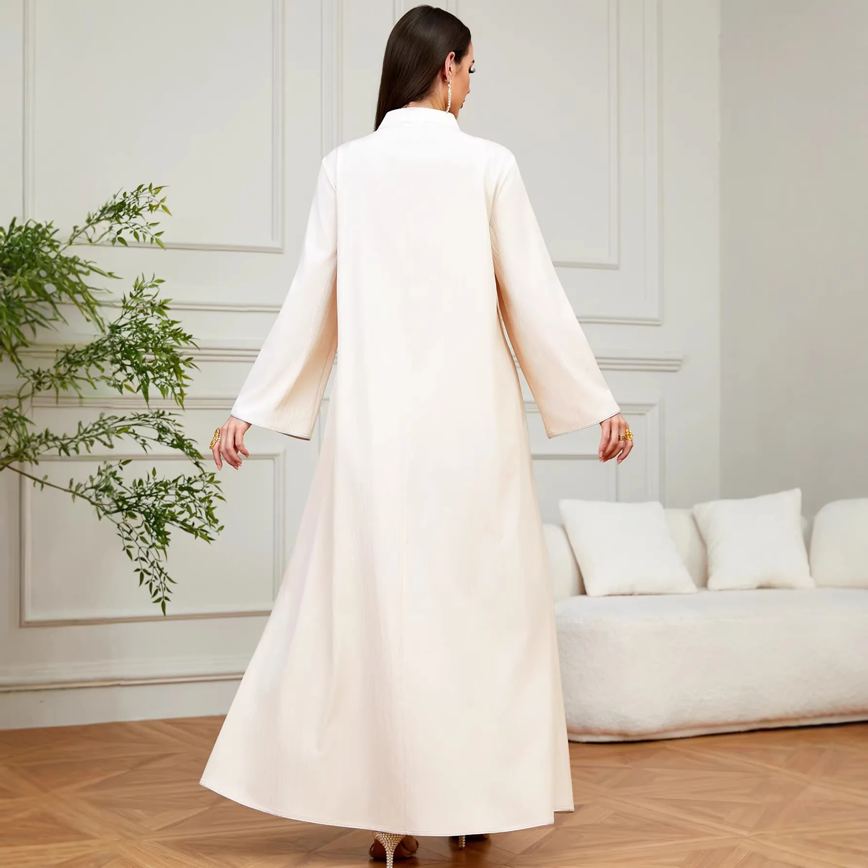 جلابية أوف وايت بتطريز فضي جانبي فاخر