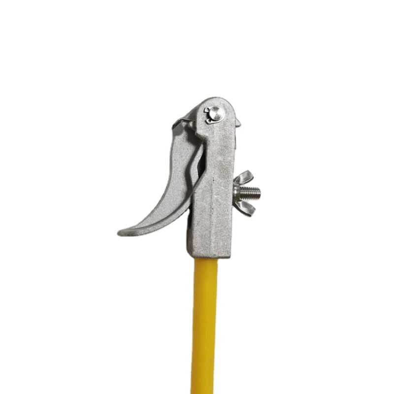 

Защитная защелка на заземляющем зажиме типа утконоса