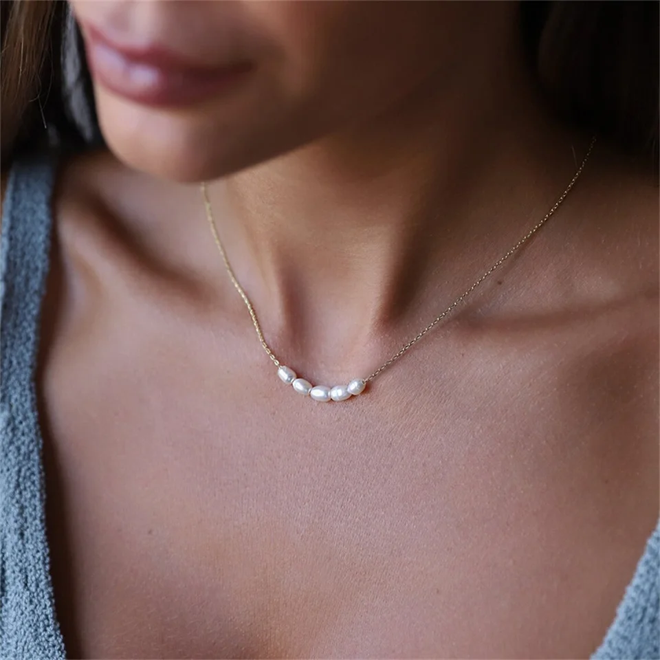 Hiraeva 5 Perlen-Choker-Halskette, Edelstahl-Halskette für Damen, 5 Perlen, Goldfarben, Hochzeits-Brautschmuck – Detail 8