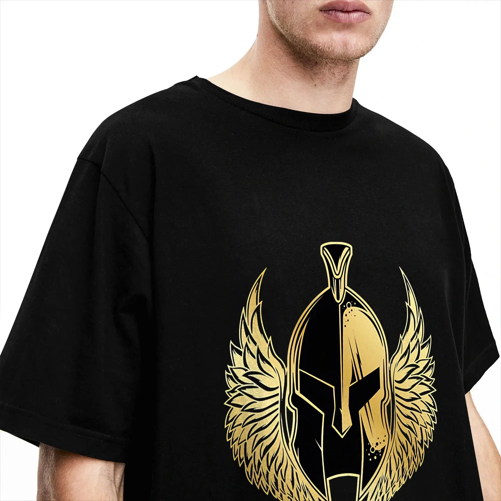 Détail du motif doré du t-shirt spartiate