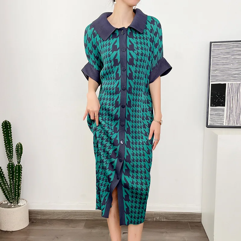 

Women's single breasted ruffled lapel dress Miyake Pleated 2023 summer new product loose large size short sleeve printed dresses