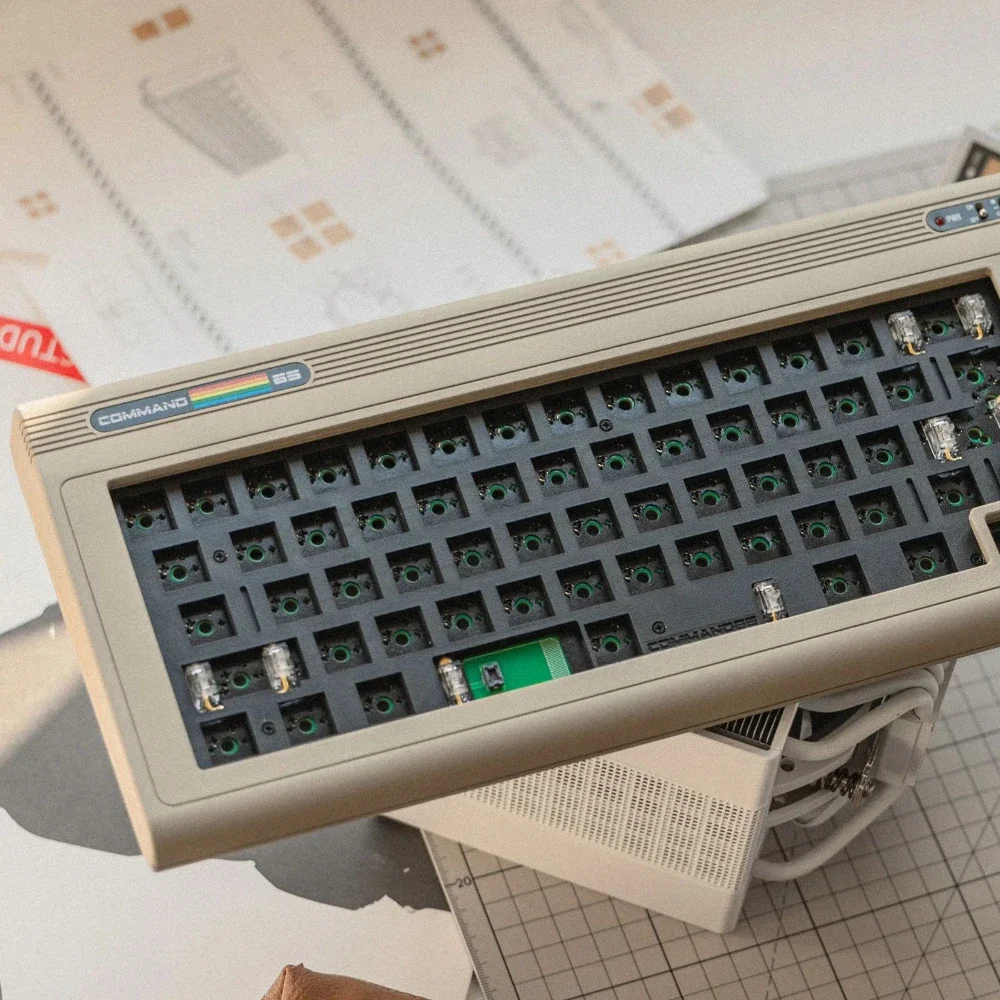 Command 65 R2 기계식 키보드 키트 무선 트라이 모드 버저 가스켓 핫 스왑 사용자 정의 65% 레트로 오피스 게임용 키보드 PC 노트북