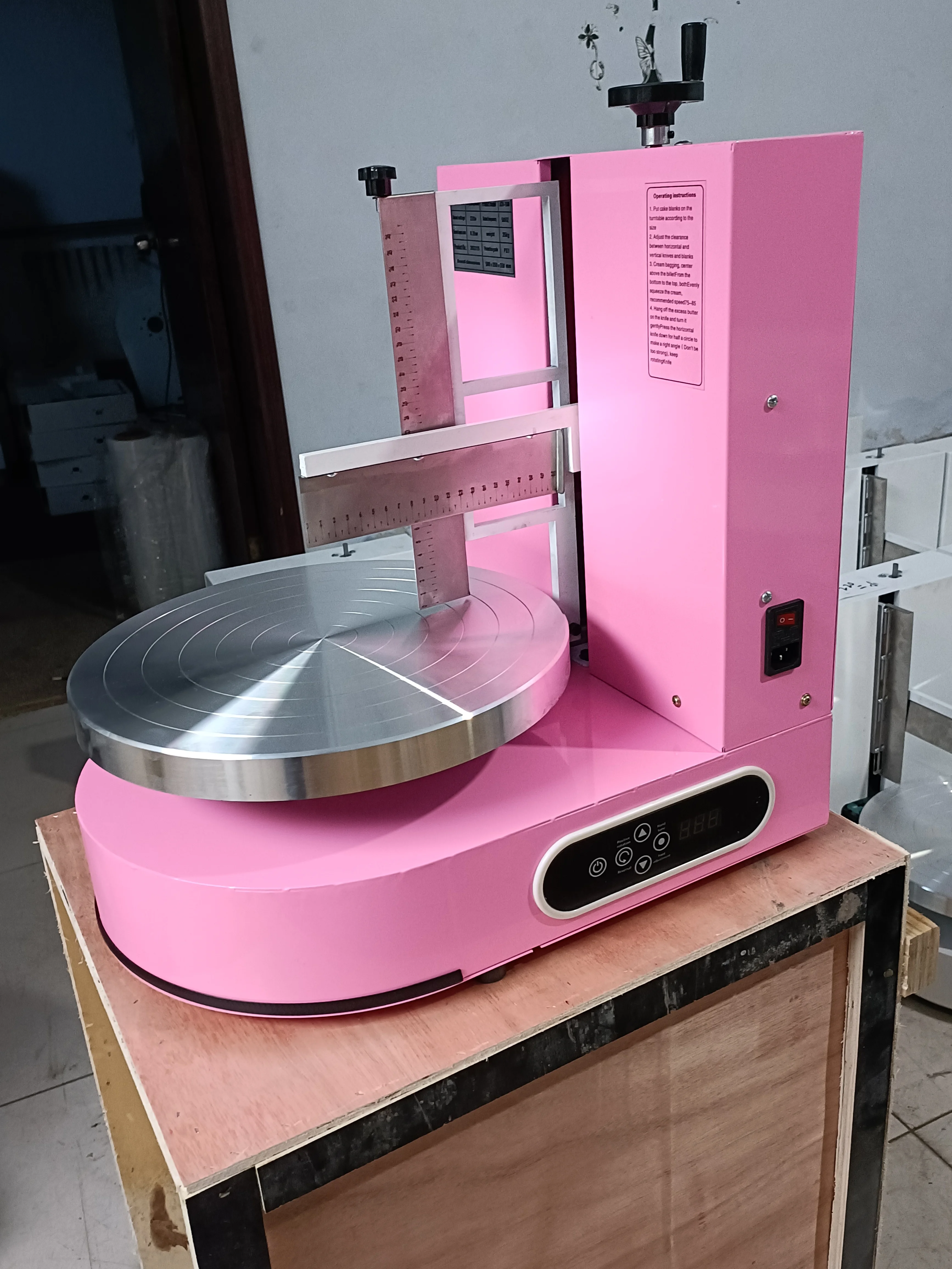 thumbnail image 1 of Máquina semiautomática para alisar pasteles de cumpleaños, máquina de recubrimiento de pasteles, crema de enyesado, máquina de llenado, aparato de cocina, 2023, 1 of 5
