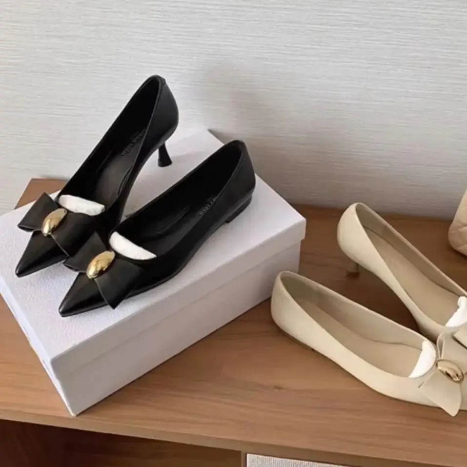 حذاء نسائي أنيق بكعب عالٍ رفيع ومقدمة مدببة مع تفاصيل فيونكة، مصنوع من الجلد الطبيعي، بسعر 110 دولار أمريكي