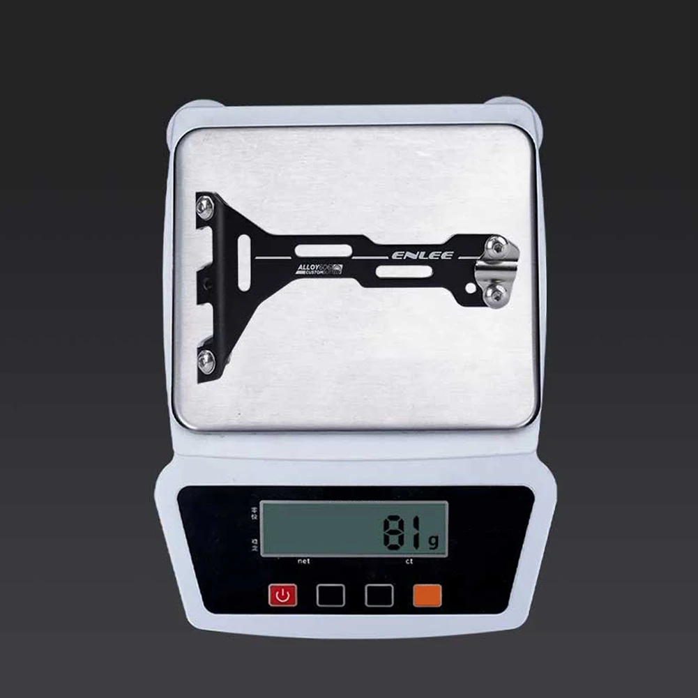 Vue arrière du vélo avec le double porte-bidons fixé sous la selle