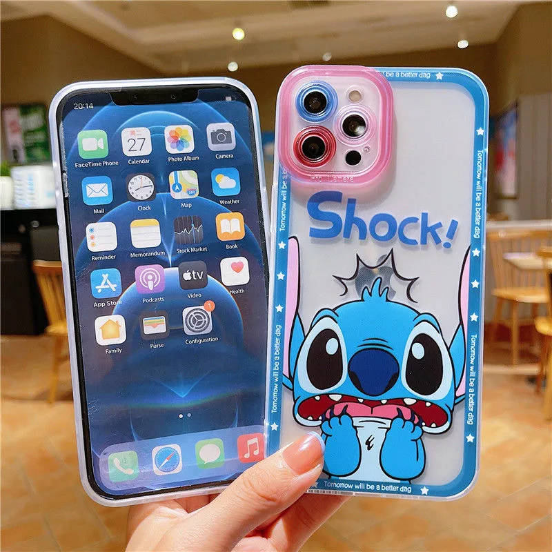 Funda para iPhone 11 Oficial de Disney Stitch Trepando - Lilo & Stitch