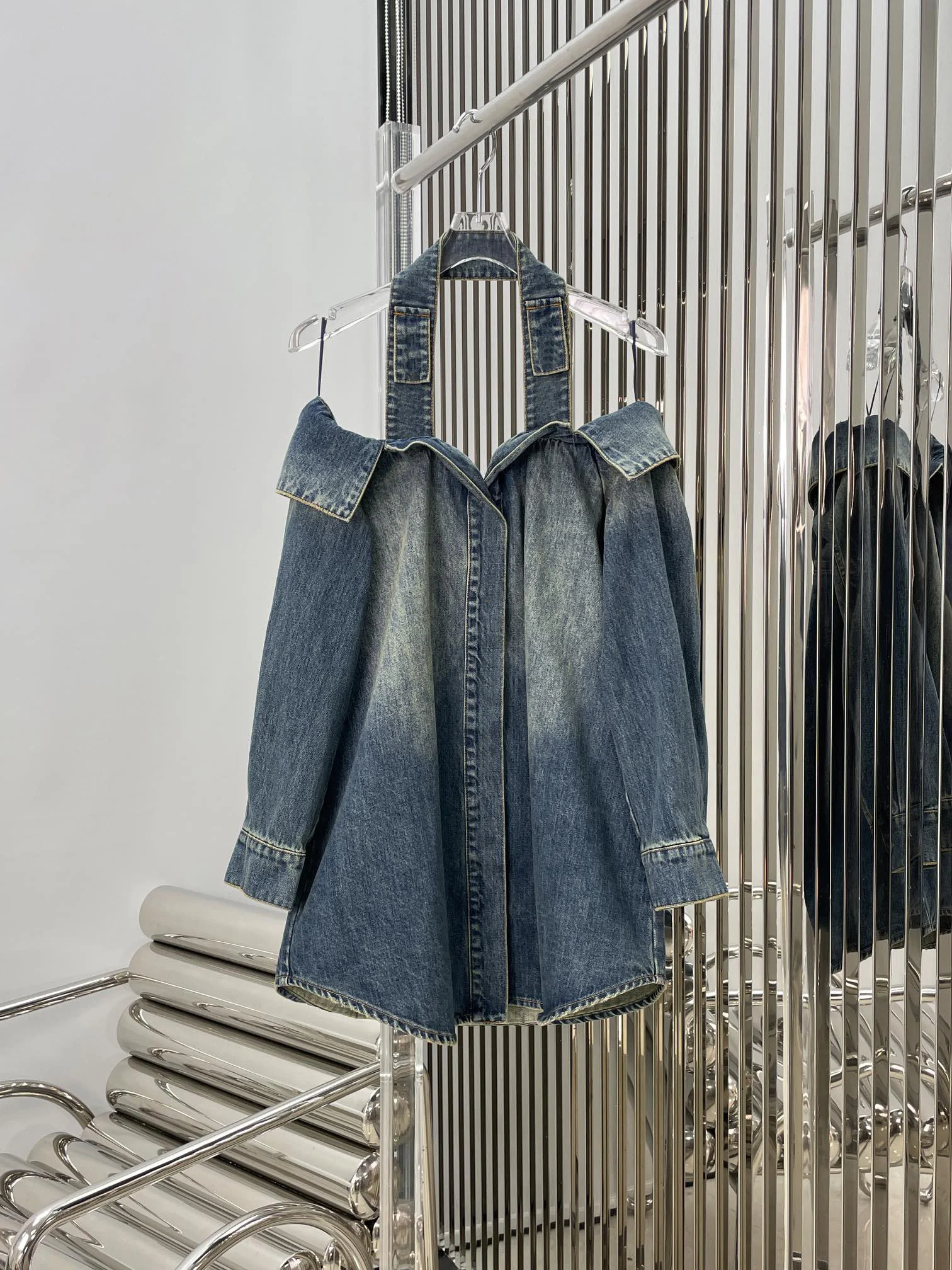 

20232023 spring and summer new American spice girl niche design sense thin hanging neck denim shirt