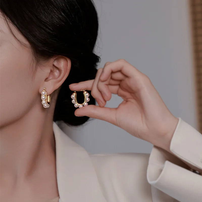 Stilvolle U-förmige Creolen, goldene, elegante Ohrringe mit Imitationsperlen, luxuriöse Accessoires für Hochzeiten und Partys, Geschenke für Damen. – Detail 9