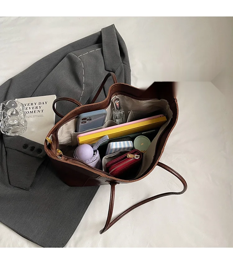 2024 niche design tote new high-end commuting women's large capacity shoulder bag trend_voghion.com