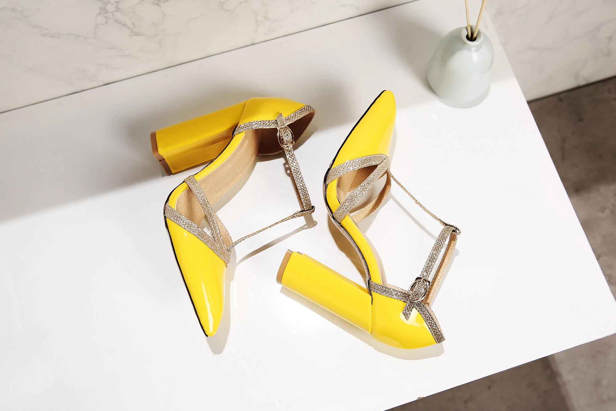 Spitze Zehensandalen mit klobigem Absatz, einzelne Schuhe mit Paillettenriemen, High Heels in Rot, Gelb, Gold, Silber, Schwarz, Schnallendesign, glänzende Lederschuhe, Partyschuhe, günstiger Rabatt im Ausverkauf – Detail 6