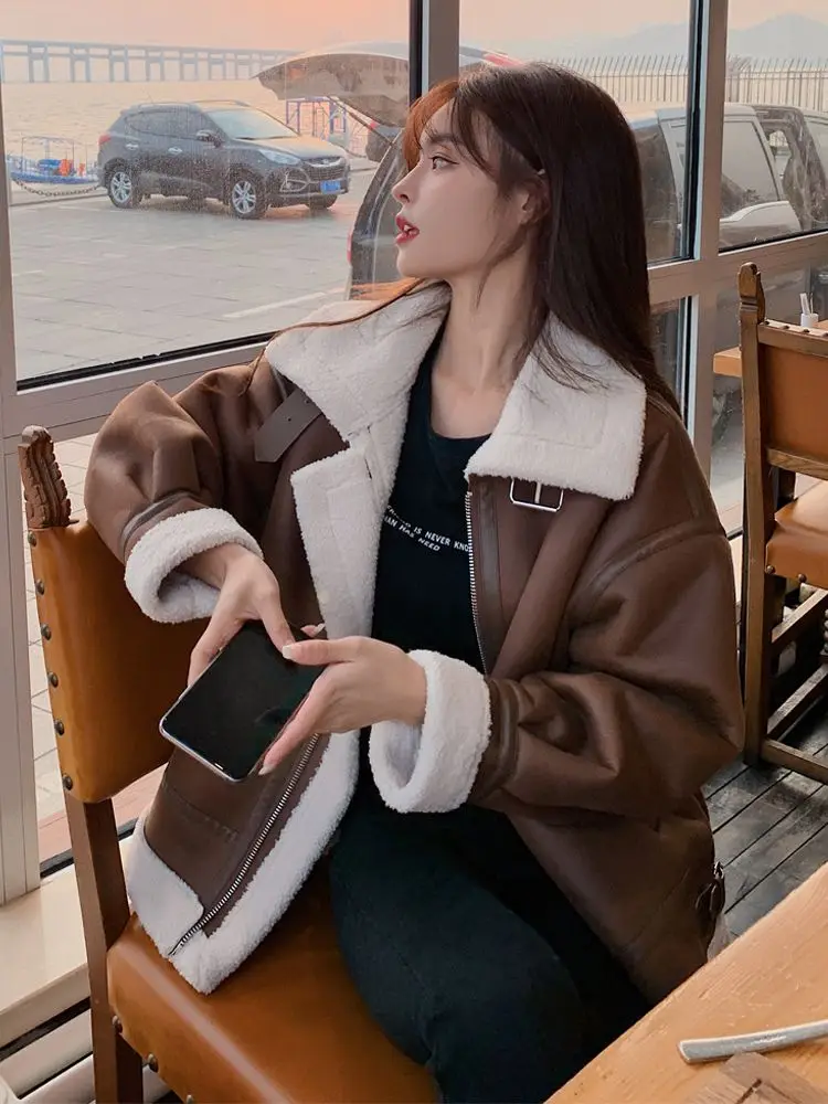 2023 새로운 겨울 Lambswool 코트 여성 패딩 모피 한 오토바이 정장 짧은 느슨한 레저 플러시 코튼 패딩 자켓 코트 여성