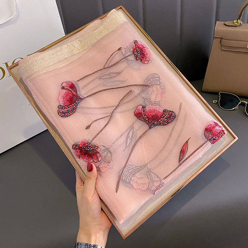 Sciarpa misto lana e seta semi trasparente con tulipani e perline per mezze stagioni (90*180cm) 63 Sciarpa misto lana e seta semi trasparente con tulipani e perline per mezze stagioni (90*180cm) - immagine 23