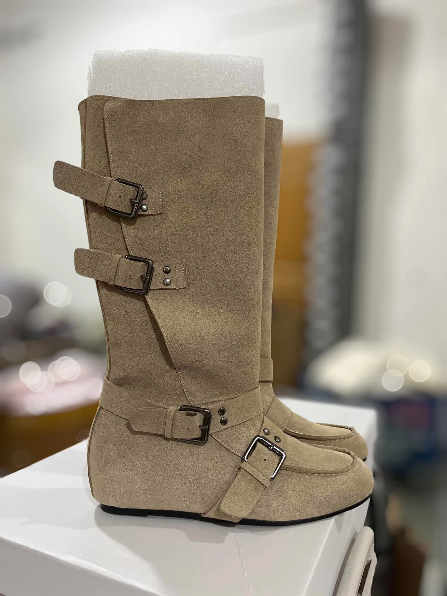 Kniehohe Stiefel aus gefrostetem Wildleder für Damen mit Retro-Gürtelschnalle, elegante Slip-On-Schuhe mit niedrigem Absatz, modische Damen-Stiefel – Detail 2