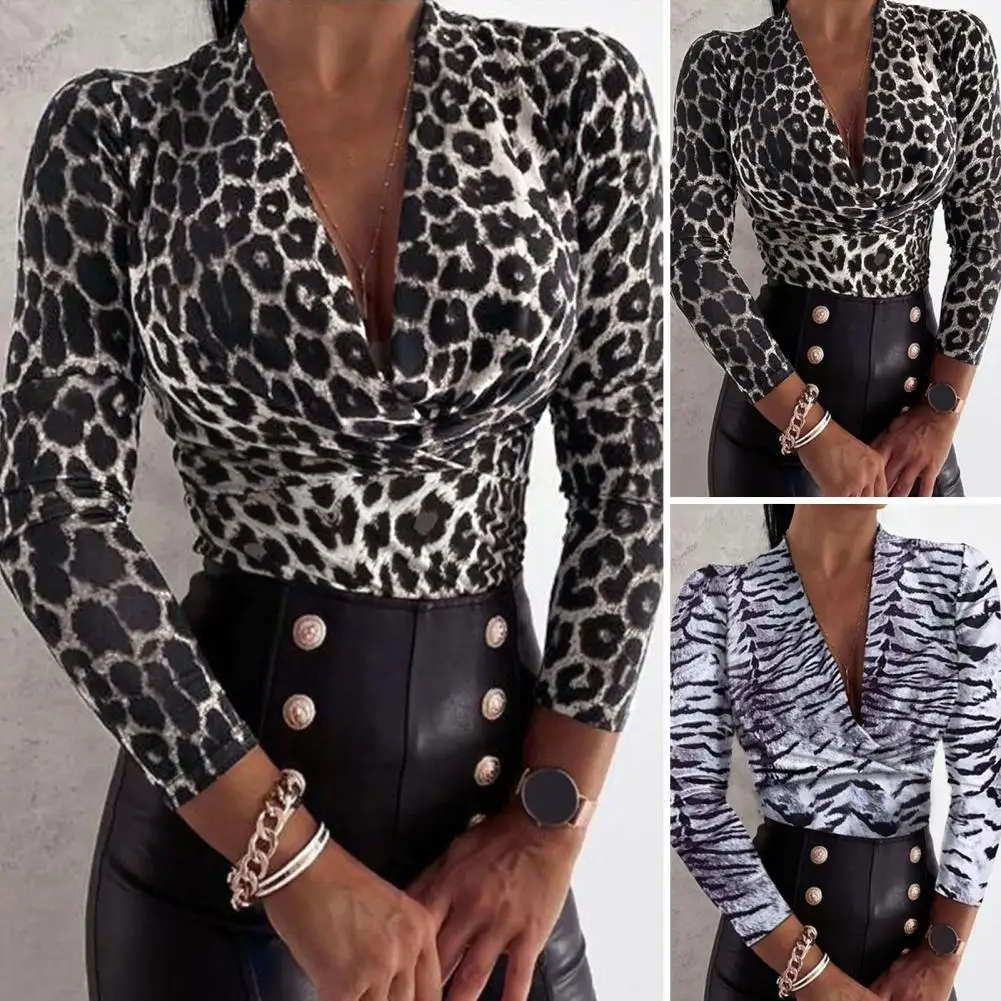 

Женская блузка с V-образным вырезом, леопардовым принтом и оборками