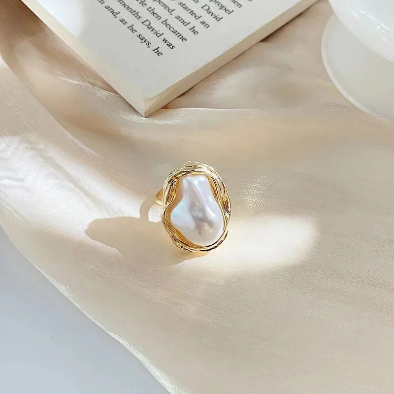 Finger Ring: Women Irregular Shape Metal Ring with Imitation Pearl Gold Plating Geometric Ins Style