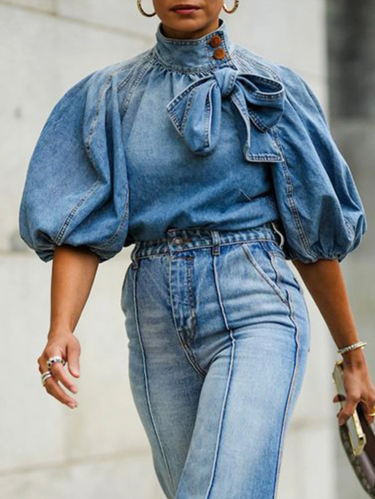 thumbnail image 1 of Camisa vaquera informal de primavera para mujer, blusa holgada básica versátil con cuello alto y mangas abullonadas, blusa con cordones y lazo para mujer, 1 of 3