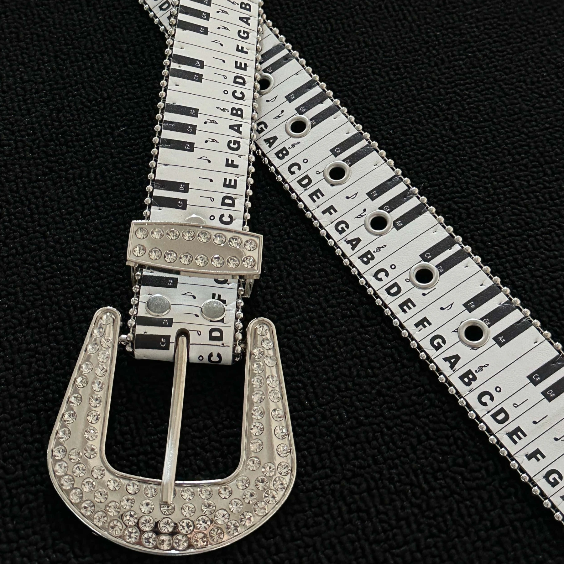 라인스톤이 박힌 금속 버클과 피아노 건반 패턴이 있는 벨트, Y2K 펑크 스타일, 독특한 틈새 벨트 액세서리