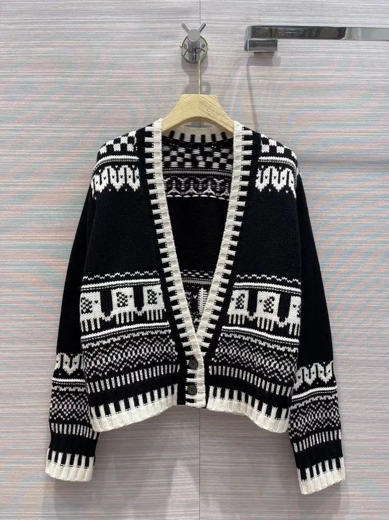 

Luxury Sweater 2022 Autumn Winter New Design Women Runway Jacquard High Quality Cardigan Cashmere Black V-Neck Sweater