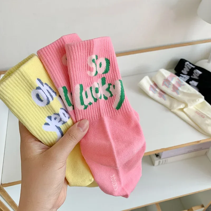 Frauen Streetwear Mode Brief druck Hip Hop Skateboard Sport Socken Süßigkeiten Farben Mädchen Schule Strümpfe Baumwolle hohe lange Socken