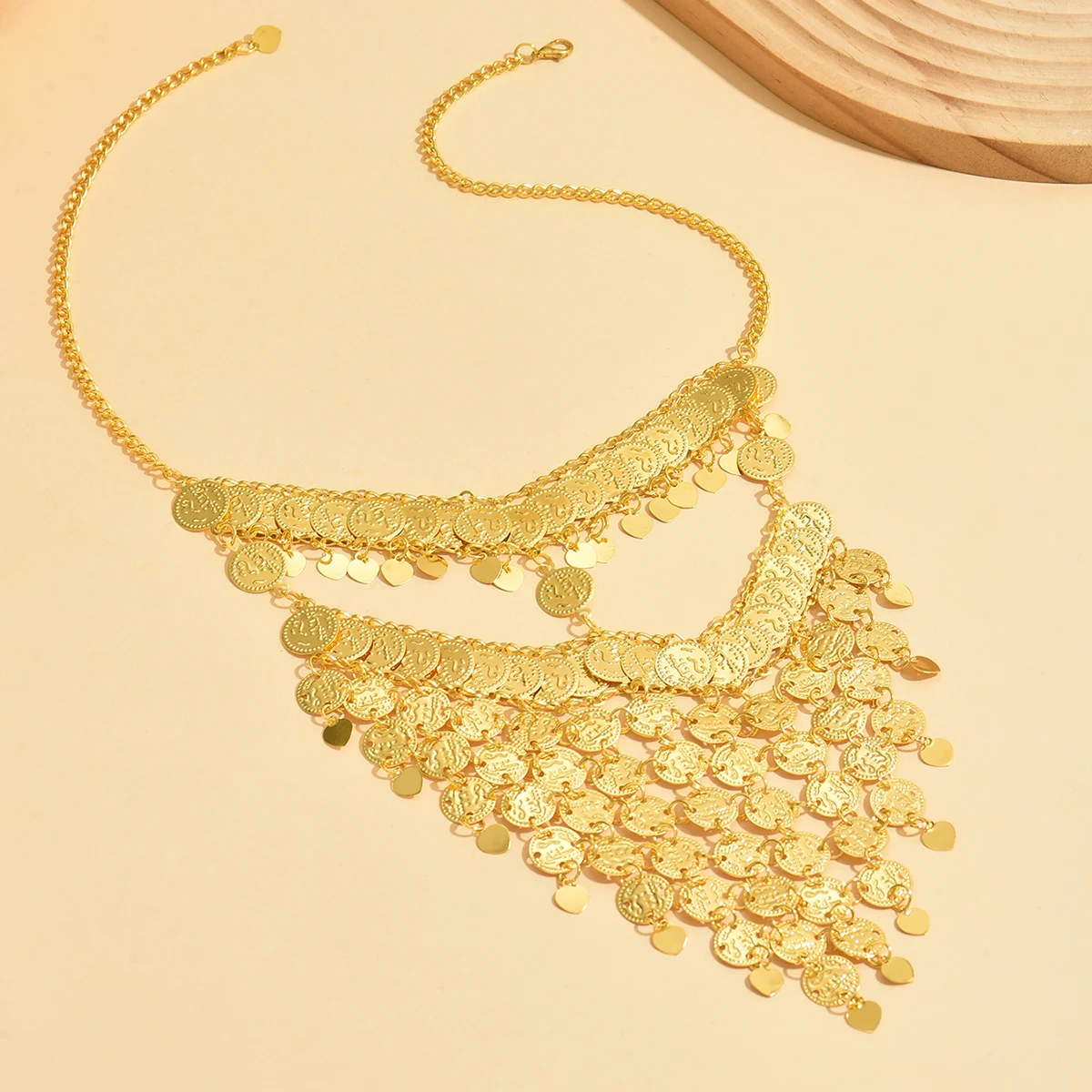 قناع السلطانة الذهبي بالعملات