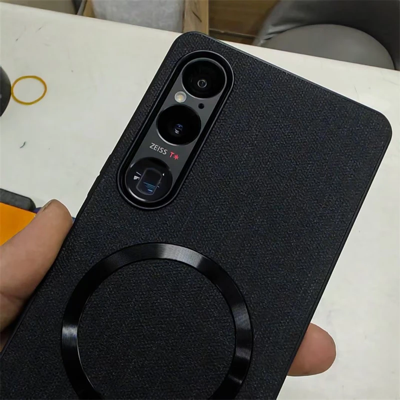 Luxury Magnetic Linen Pattern Silicone Case with MagSafe - Shockproof Bumper