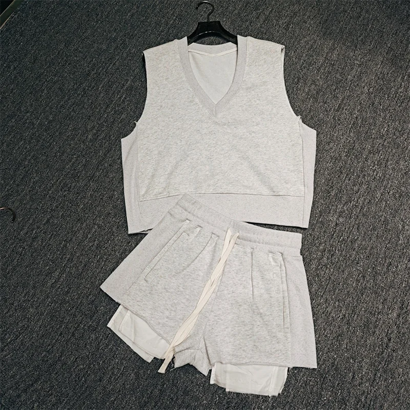 

Спортивный костюм из двух предметов, однотонная майка с V-образным вырезом и шорты