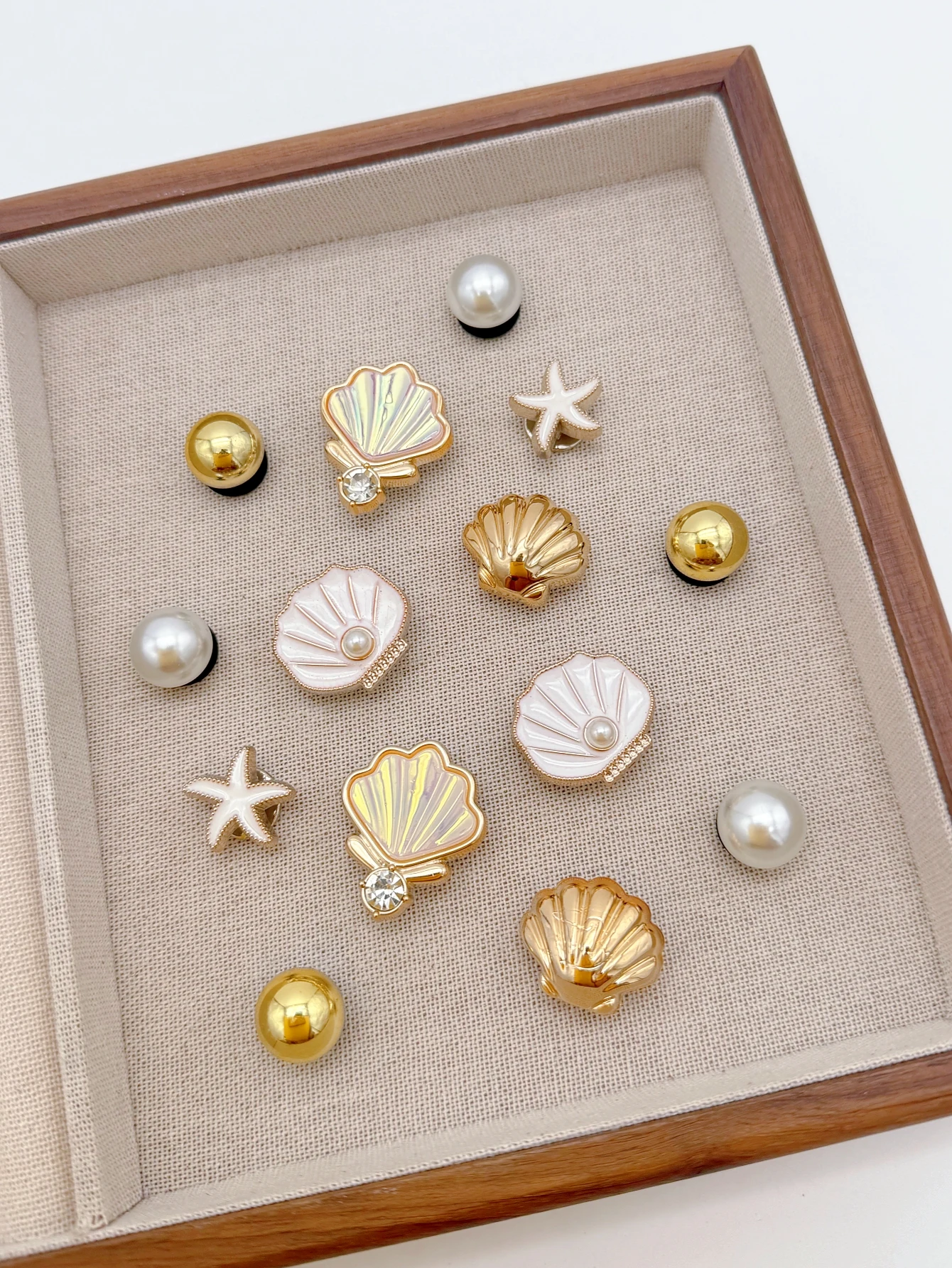 รูปสินค้า เปลือกหอยทองคำ 14 ชิ้น ตกแต่งรองเท้า DIY สวยหรู
