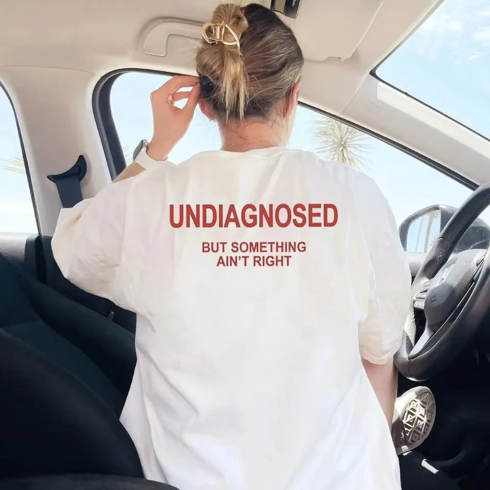 Sommer-T-Shirt „Undiagnosiert, aber etwas stimmt nicht“ – Lustiges T-Shirt zur Förderung der psychischen Gesundheit, locker geschnitten und atmungsaktiv, geeignet für Männer und Frauen