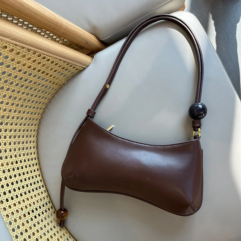 Sac à bandoulière simple en PU de couleur unie avec lettres en métal et perles pour femme, sac de fête polyvalent de petite taille_voghion.com