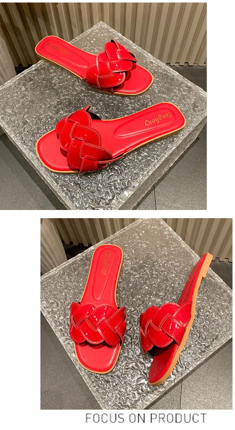 صيف 2025 جديد المرأة النعال الصيف ساحة تو حذاء مسطح المرأة نسخة واسعة النعال الصنادل في الهواء الطلق اليومية حذاء كاجوال