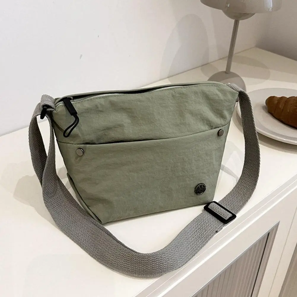 Fashion Women's single-shoulder bag Large capacity Lightweight Tote bag Simple Crossbody bag Korean Style Mobile Phone Pack