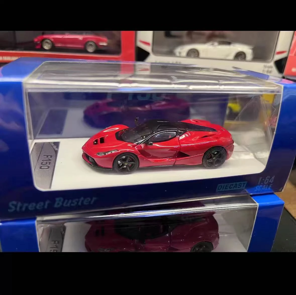 1:64 Street Buster ラフェラーリ F150 エンジンフード開閉
