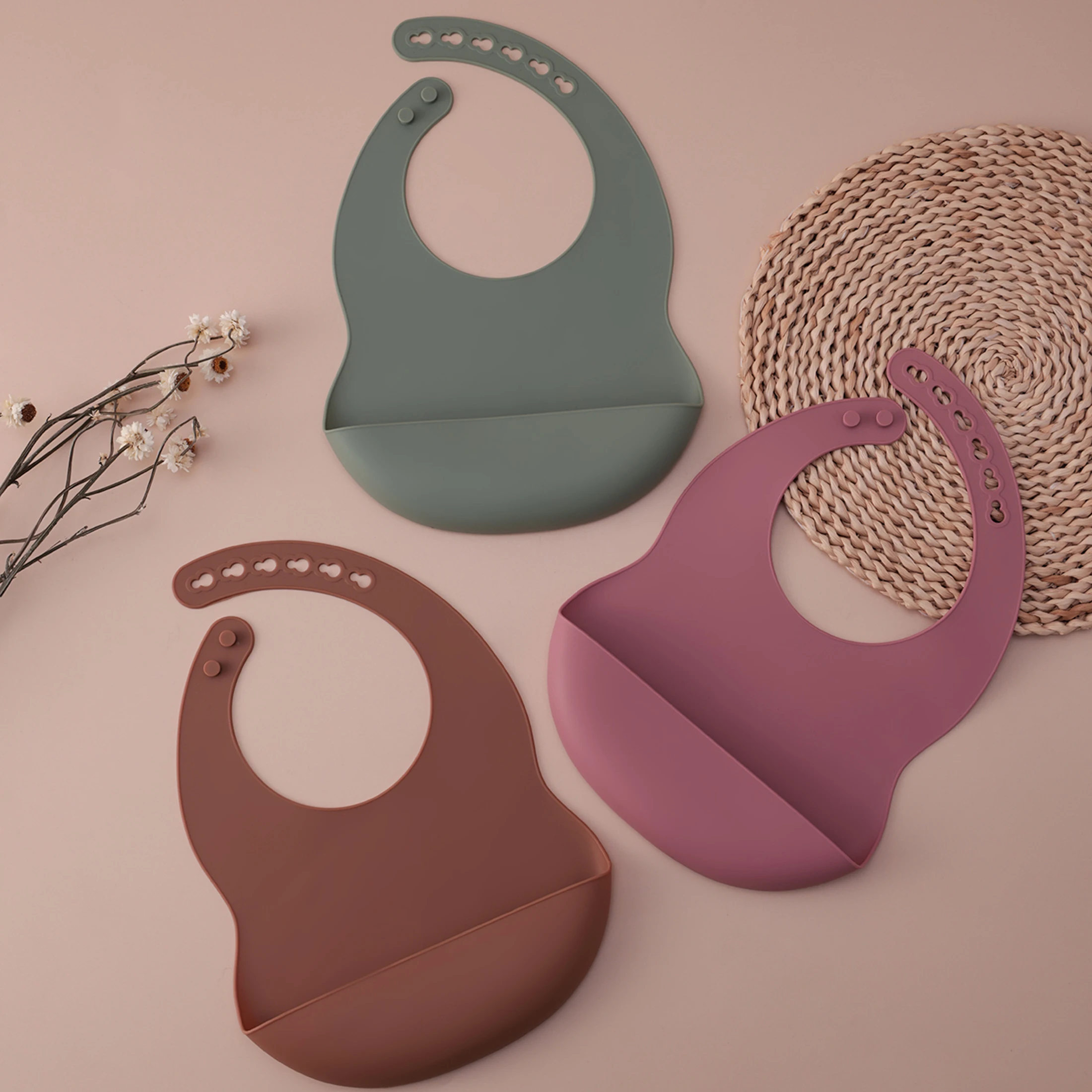 Silicone Baby Bib 1PCS Color Kids Adjustable Waterproof Feeding Bib BPA Free Soft Drool Newborn Essentials Saliva Towel