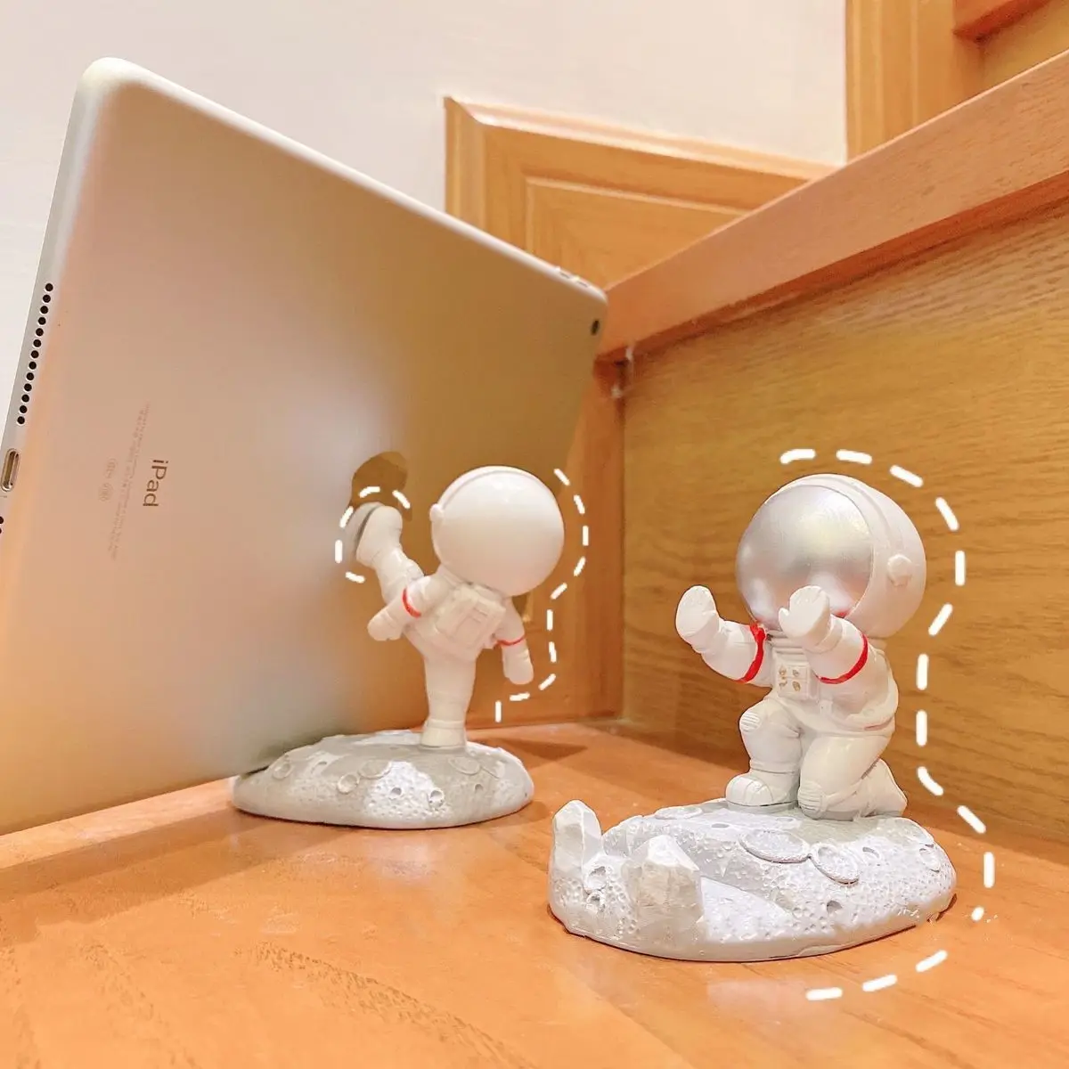 

Desktop-supported mobile TV rack ornaments
