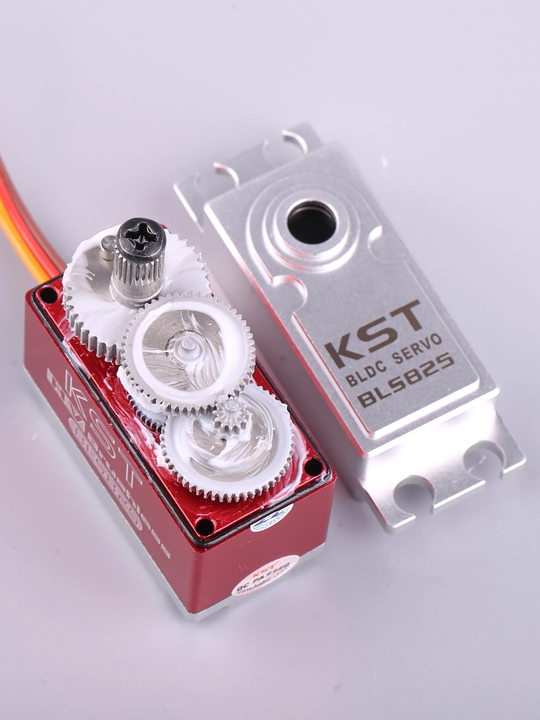 KST BLS825 MG V8.0 70g/ 35kg/ 0.11 sec HV Brushless brushless