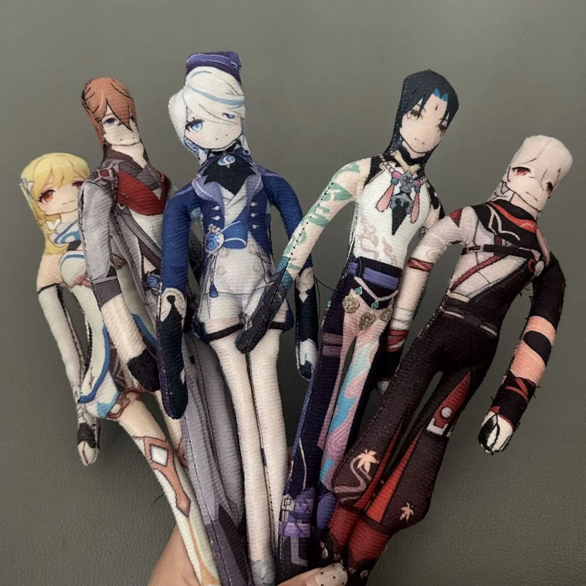 Genshin Impact Anime Cosplay Lustige Puppe mit Eingebautem Draht für Zufällige Aktionen, Foto-Requisiten, Spiel-Cartoon-Begleiter, Geschenk für Fans – Detail 2