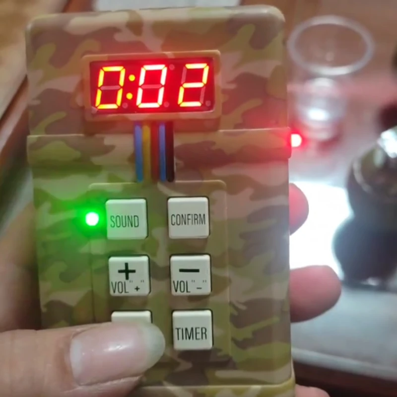 Dokulu detayları gösteren oyuncak el bombasının yakın çekimi.