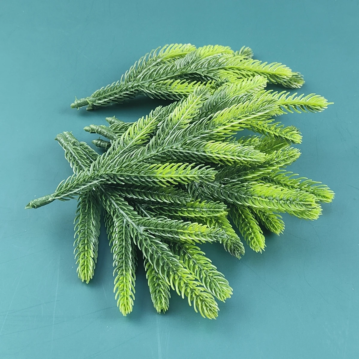 

5Pcs Christmas Pine Needle Bouquet Simulation Flowers Branch Decorative Garden Plant For Home Bride Wedding Decorations DIY Vase