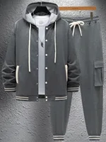 Nouvel ensemble décontracté pour homme, composé d'un sweat à capuche et d'un pantalon cargo. Poignets rayés pour un style streetwear sportif. 4