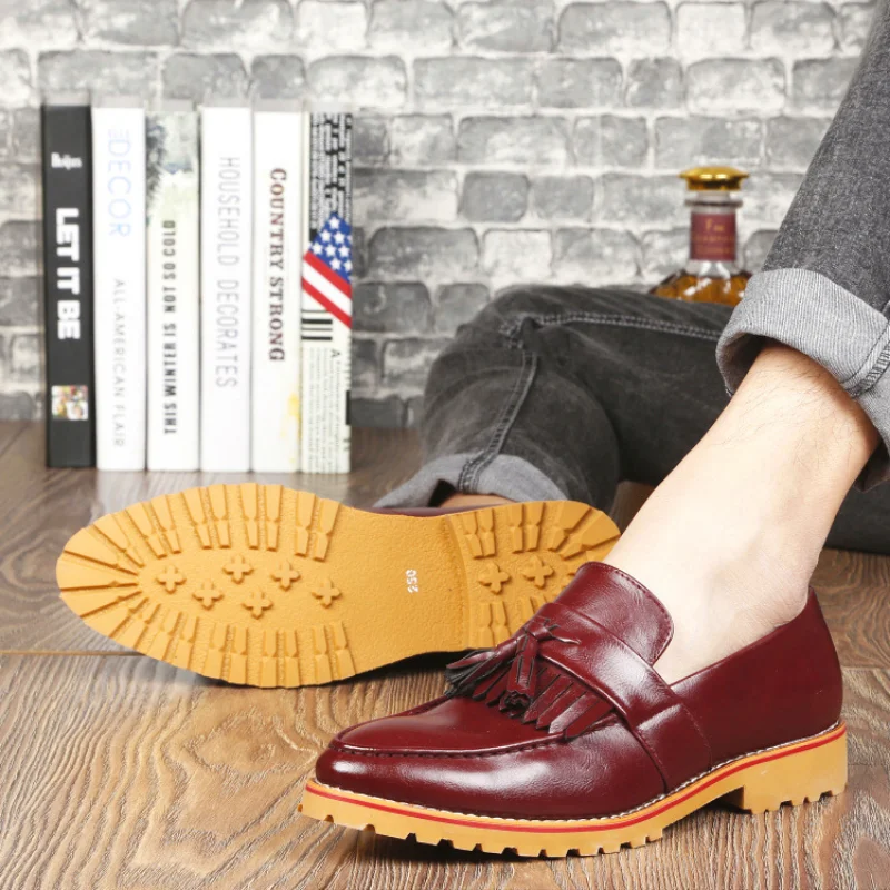 2023 Primavera Nuove Scarpe Da Uomo In Pelle Formali Britanniche Piccole Scarpe Retrò Louboutins Scarpe Casual Un Poggiapiedi D8580