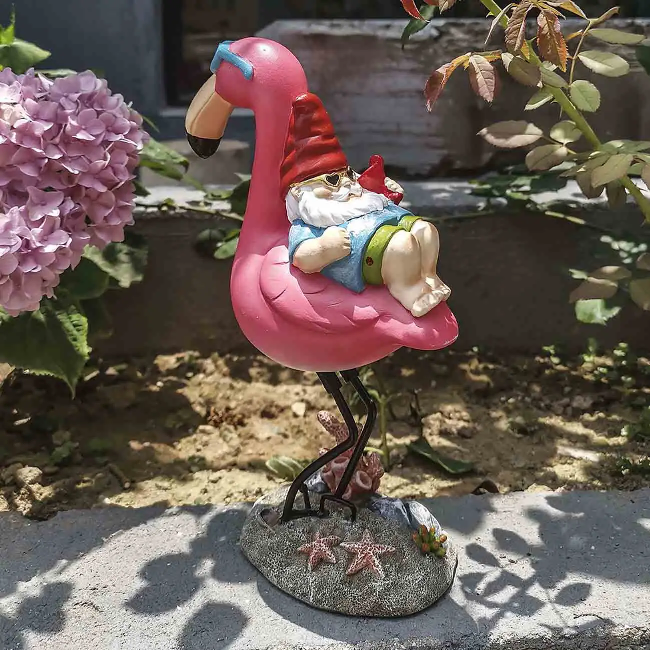 

Gnome Garden Statue, Funny Gnome Reclining on Flamingo Figurines, Resin Gnomes Outdoor Decorations Patio Yard Lawn Ornament