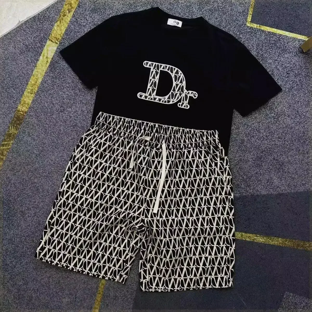 thumbnail image 1 of Conjuntos deportivos para hombre Alfabeto Negro Tops y camisetas esenciales Camisetas de moda Pantalones cortos Trajes para hombres 2024 Ropa de lujo 2025 Nuevo en XL, 1 of 4
